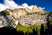 Parco Naturale Fanes-Senes-Braies. Escursione al Rifugio Fanes. Panorama dal Col da Locia. Le poderose  bastionate dolomitiche che ricadono dalla vetta del Piz dles Conturines.